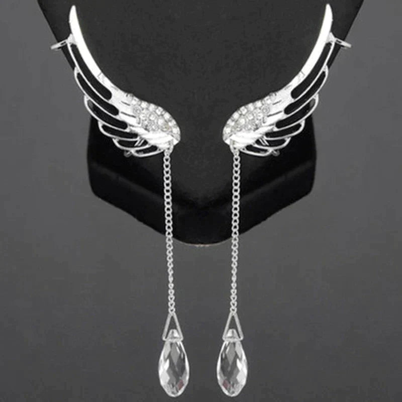 Modieuze zilverkleurige engelenvleugel oormanchet. Een elegante aanvulling op dames sieraden collectie.