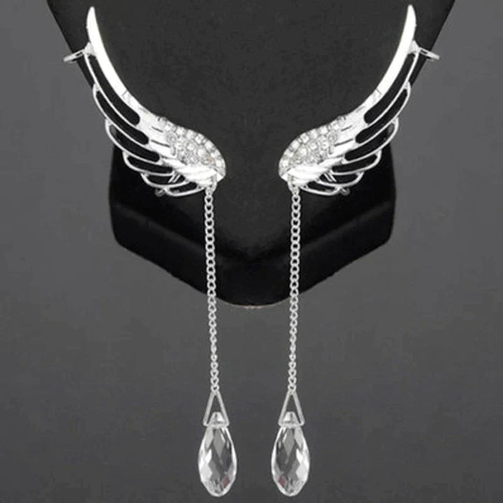 Modieuze zilverkleurige engelenvleugel oormanchet. Een elegante aanvulling op dames sieraden collectie.