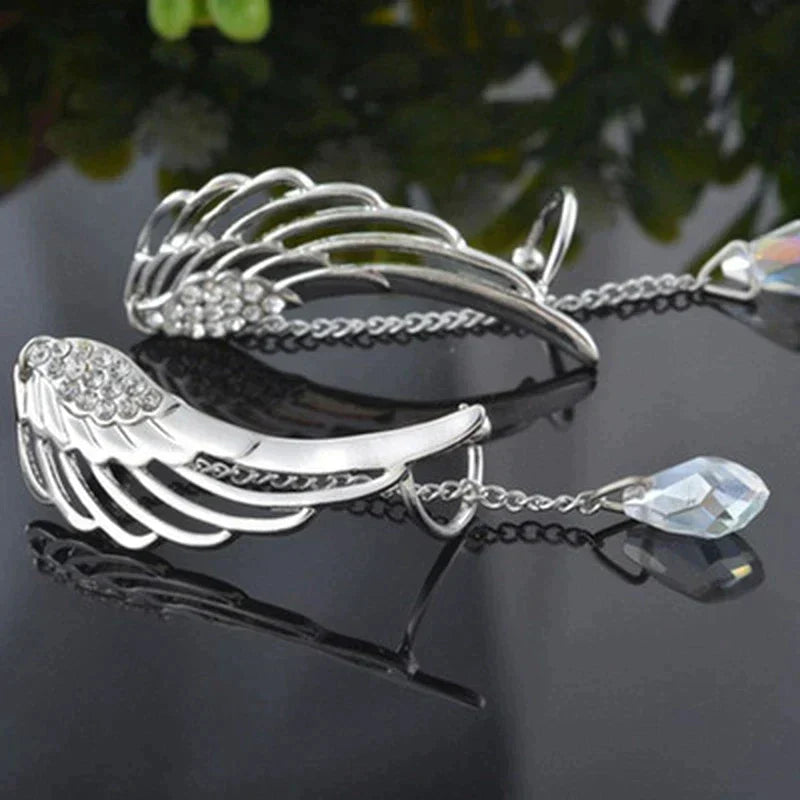 Zilverkleurige oormanchet voor dames met fijn gedetailleerde engelenvleugel. Elegante en unieke oorbellen.