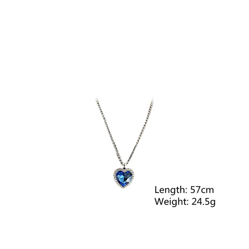 Prachtige verzilverde dames halsketting met diepblauw kristal hart, verfijnd en tijdloos sieraad.