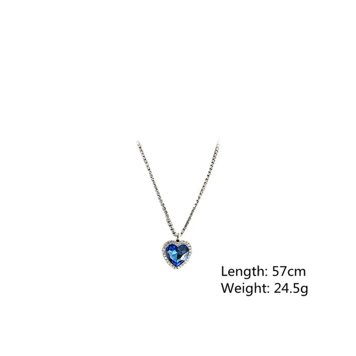 Prachtige verzilverde dames halsketting met diepblauw kristal hart, verfijnd en tijdloos sieraad.