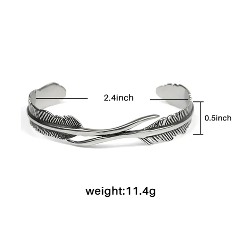 Mooie verzilverde armband met sierlijke veren, verstelbaar voor zowel mannen als vrouwen. Elegant sieraad.