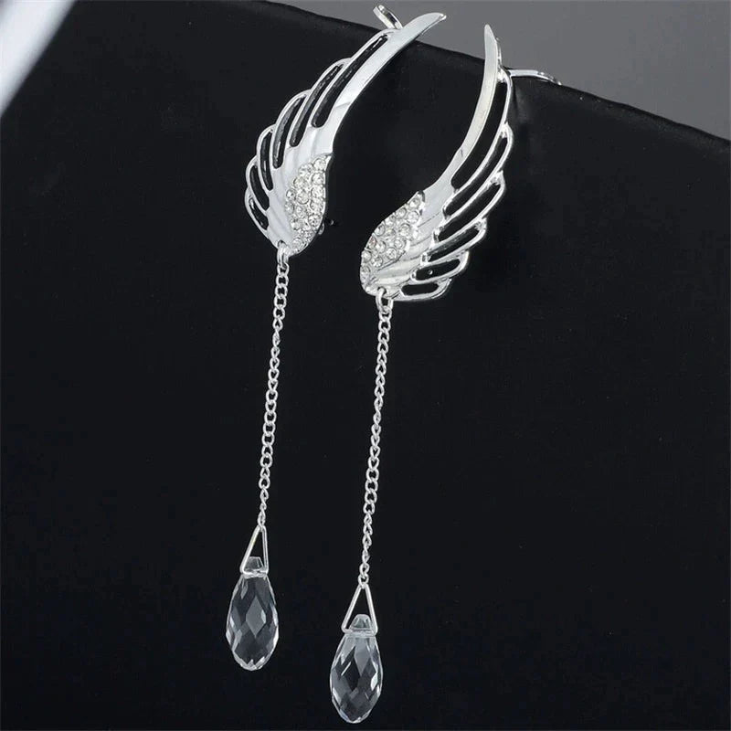 Prachtige engelenvleugel oormanchet oorbellen voor dames. Zilverkleurige, elegante sieraden en accessoires.