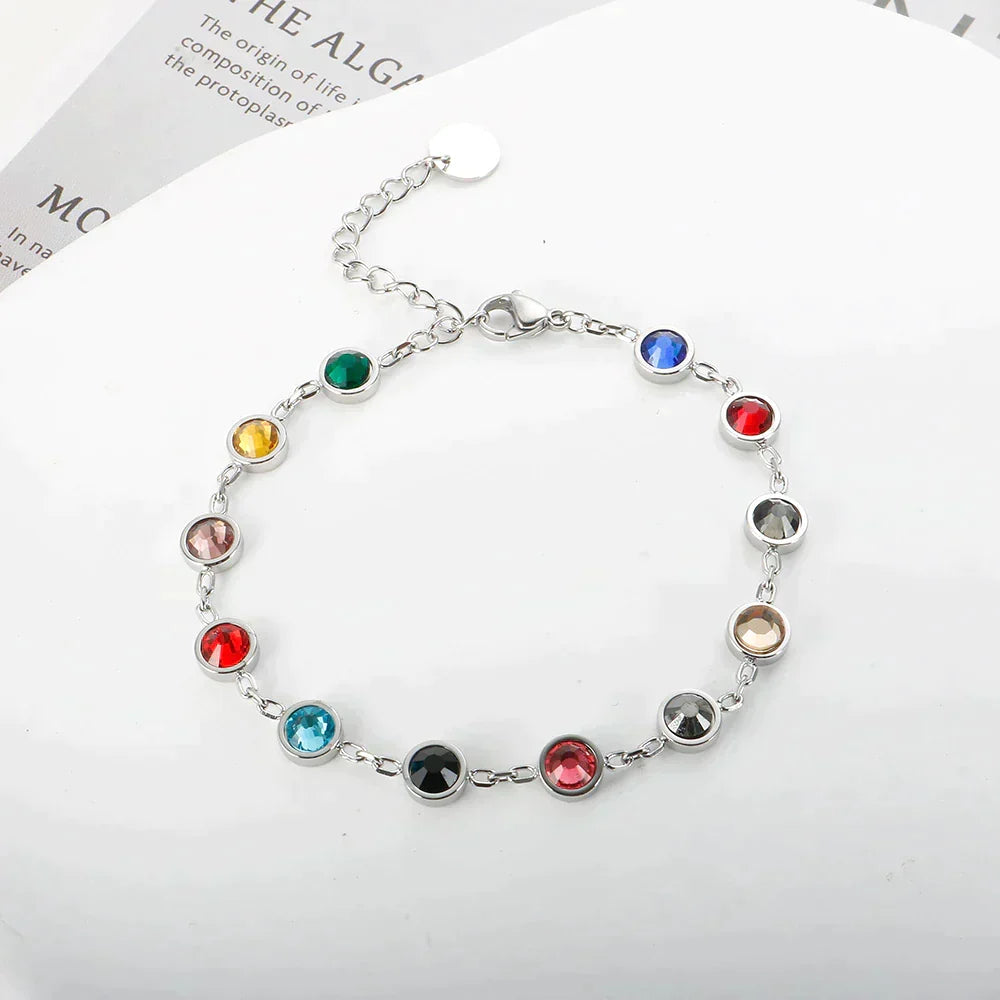 Stijlvolle regenboogkristal bedelarmband voor dames. Verstelbare accessoire met heldere, sprankelende kleuren.