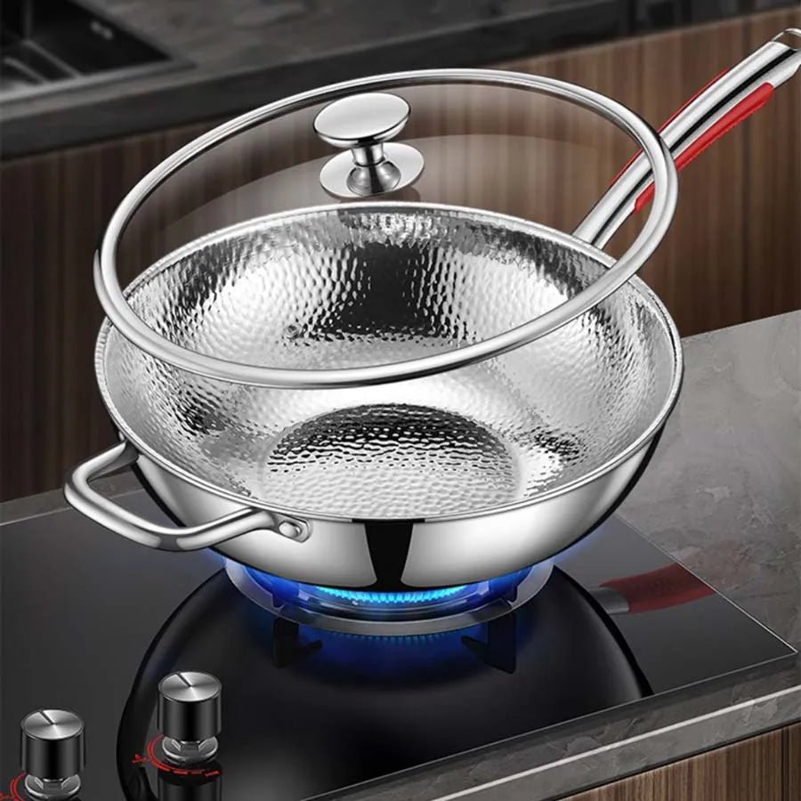 Gezonde titanium wokpan met antiaanbaklaag. Perfect voor inductie, moeiteloos koken en roerbakken.