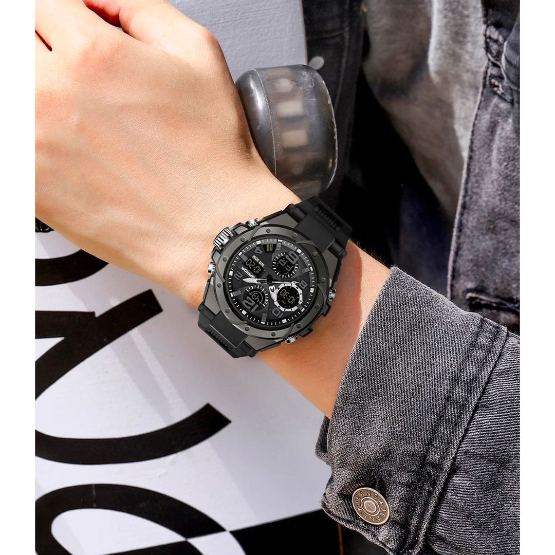 Militair herenhorloge om de pols. Toont de sportieve pasvorm en comfortabele siliconen band, ideaal voor outdoor.