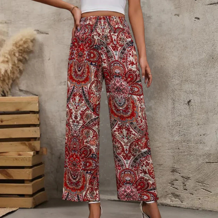 Comfortabele dames zomerbroek met chic paisley design en wijde pijpen, perfect voor een bohemian stijl.