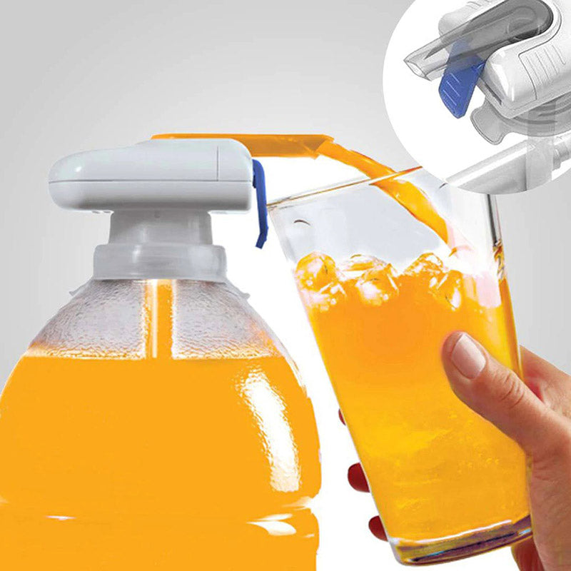 Kind schenkt zelfstandig melk met de knoei-vrije Magic Tap dispenser, ideaal voor kleine handjes.
