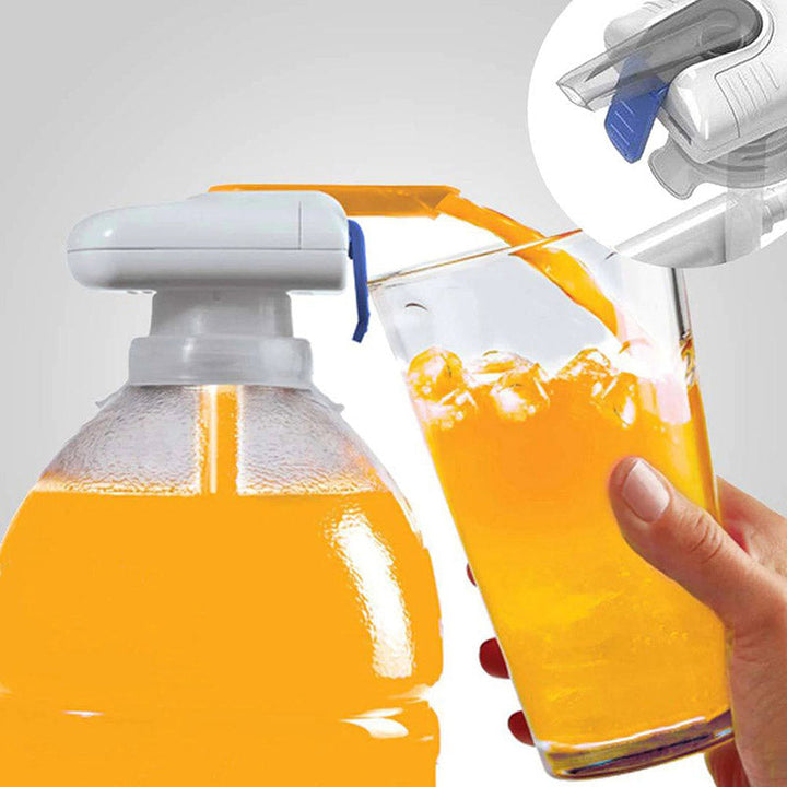 Kind schenkt zelfstandig melk met de knoei-vrije Magic Tap dispenser, ideaal voor kleine handjes.