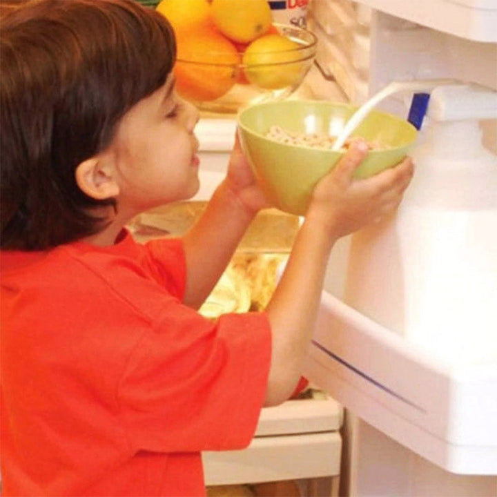 Vier plastic Magic Tap drankdispensers, een handige voorraadset voor diverse dranken in de keuken.