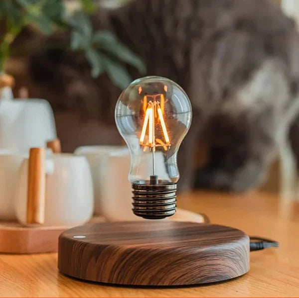 Zwevende gloeilamp met magnetische levitatie en elegante walnoothouten basis. Perfecte design lamp voor modern interieur.