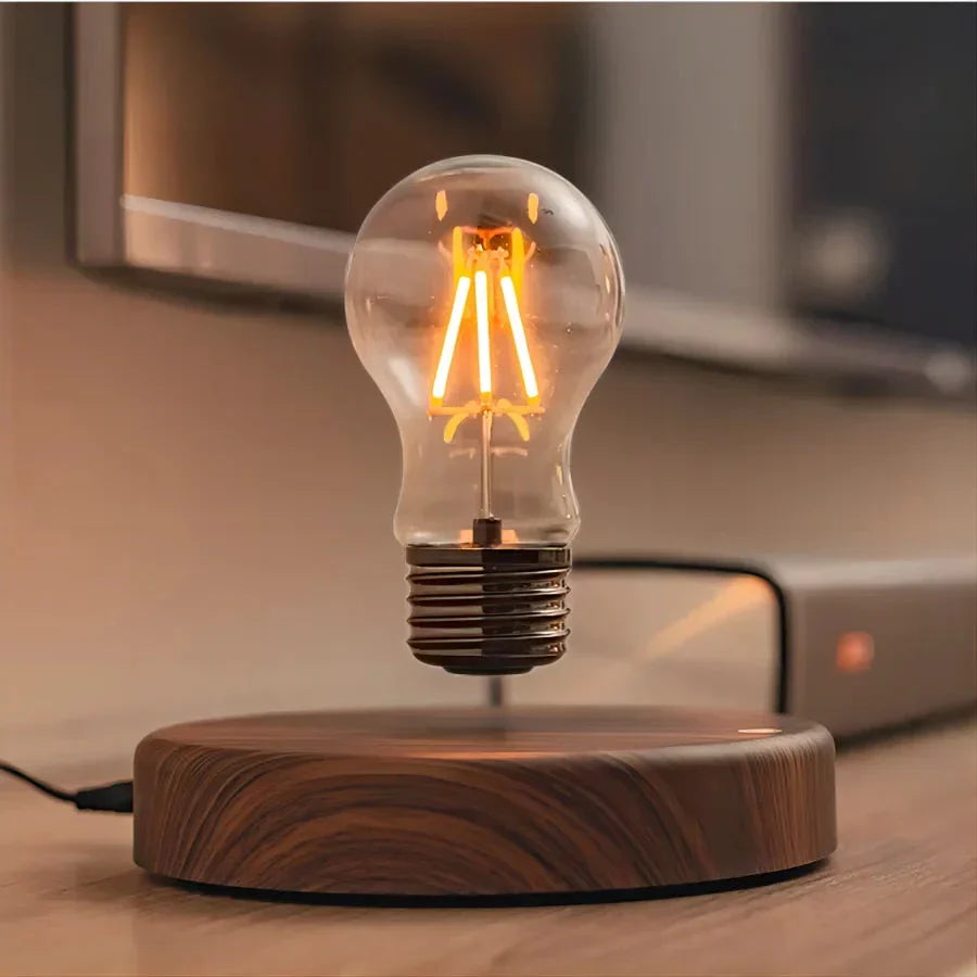 LevitaLux zwevende gloeilamp close-up, toont magnetische levitatie boven walnoothouten basis. Unieke sfeerverlichting.