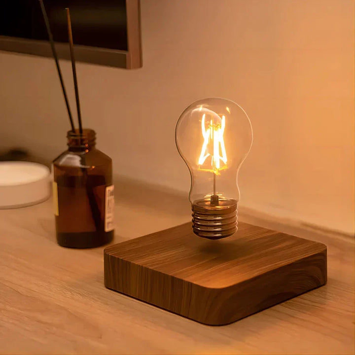 Prachtige walnoothouten basis van de LevitaLux zwevende lamp, een uniek designstuk voor elk interieur.