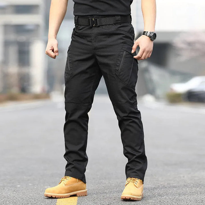 Heren outdoor broek met stretch, waterafstotend en duurzaam. Comfortabele pasvorm voor wandelen en tactisch gebruik.