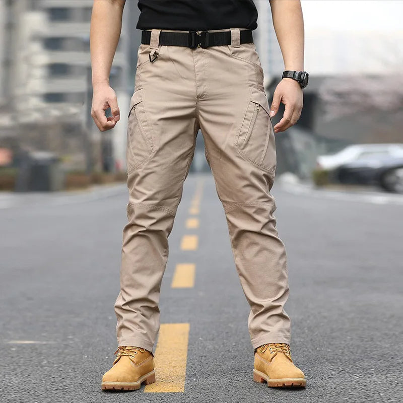 Heren tactische outdoor broek, duurzaam, waterafstotend, comfortabel, met meerdere zakken voor avontuurlijke tochten.