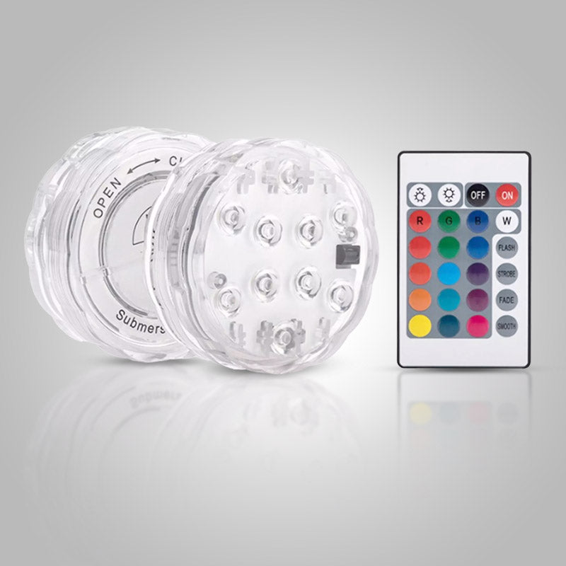 Een enkele waterdichte LED sfeerlamp verlicht een donkere hoek in de tuin met zacht licht.