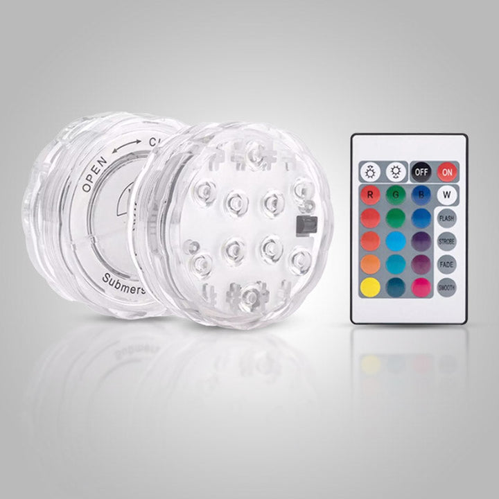 Een enkele waterdichte LED sfeerlamp verlicht een donkere hoek in de tuin met zacht licht.