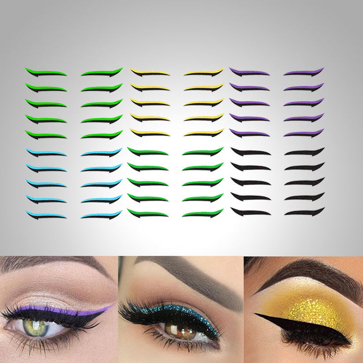 Damesoog met aangebrachte eyeliner sticker voor een perfecte cat-eye look, snelle oogmake-up.
