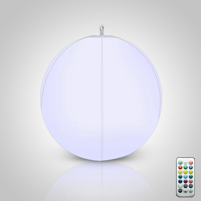 Opblaasbare LED strandbal, lichtgevend en waterproof, voor urenlang speelplezier bij schemering en donker.
