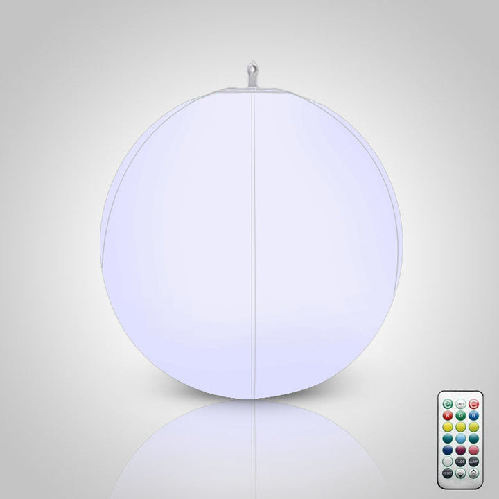 Opblaasbare LED strandbal, lichtgevend en waterproof, voor urenlang speelplezier bij schemering en donker.