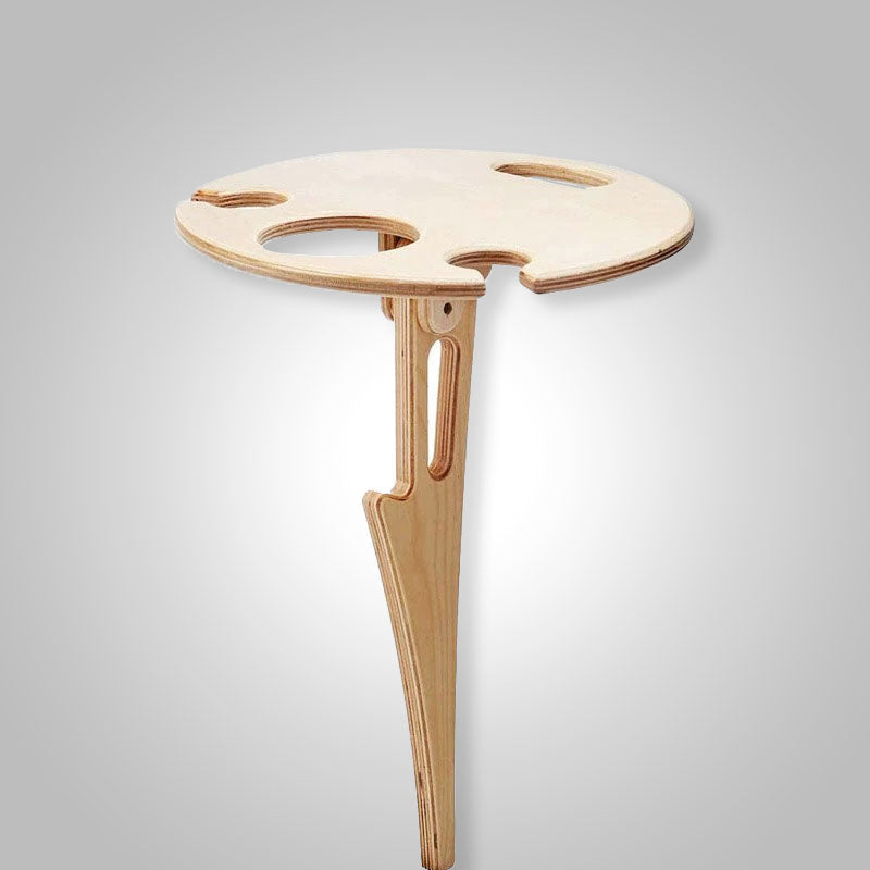 Elegante houten outdoor wijntafel met geïntegreerde wijnglashouders, ideaal voor een romantische avond in de tuin.