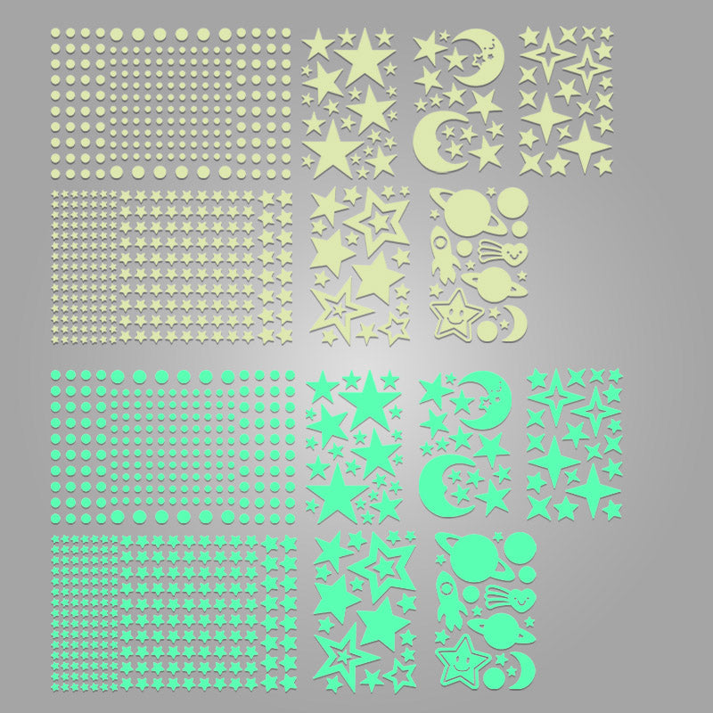 Slaapkamer decoratie: glow in the dark sterrenstickers creëren een kalme, magische sfeer.