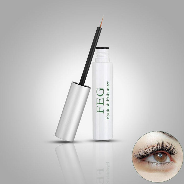 Close-up van een wimperlijn na gebruik van het wimperbehandelingsserum voor dames.