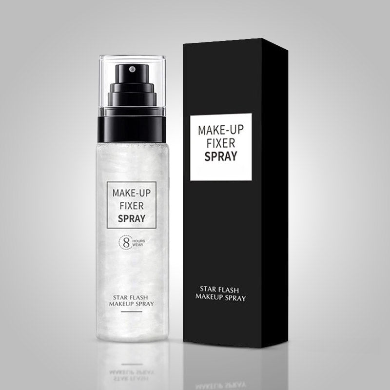 Close-up van de Make-up Fixeer Spray flacon, essentiële cosmetica voor een perfecte, langhoudende make-up look.
