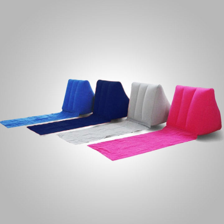 Meerdere kleurrijke opblaasbare loungers voor groepsontspanning; perfect voor zomerse dagen en outdoor plezier.
