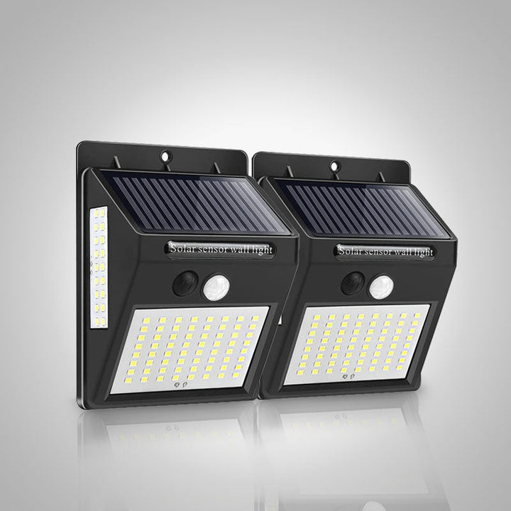 Compacte draadloze solar LED wandlamp met bewegingssensor, ideaal voor buitenruimte en eenvoudig te monteren.