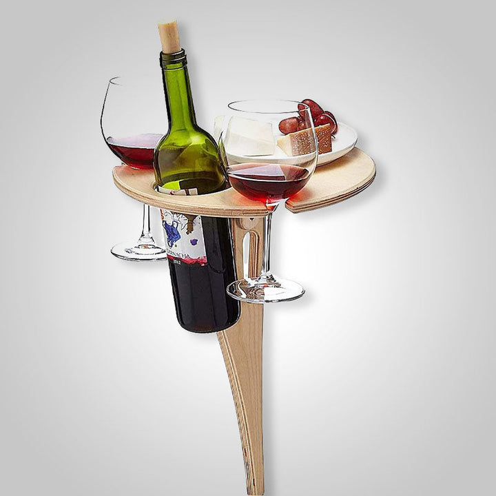 Inklapbare houten wijn tafel voor ontspanning in tuin, park of strand, met houder voor wijnglazen en fles.