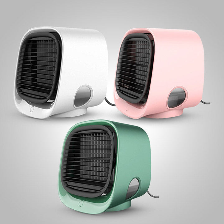 Witte compacte mini luchtkoeler met bevochtiger voor koele lucht in kantoor of slaapkamer.