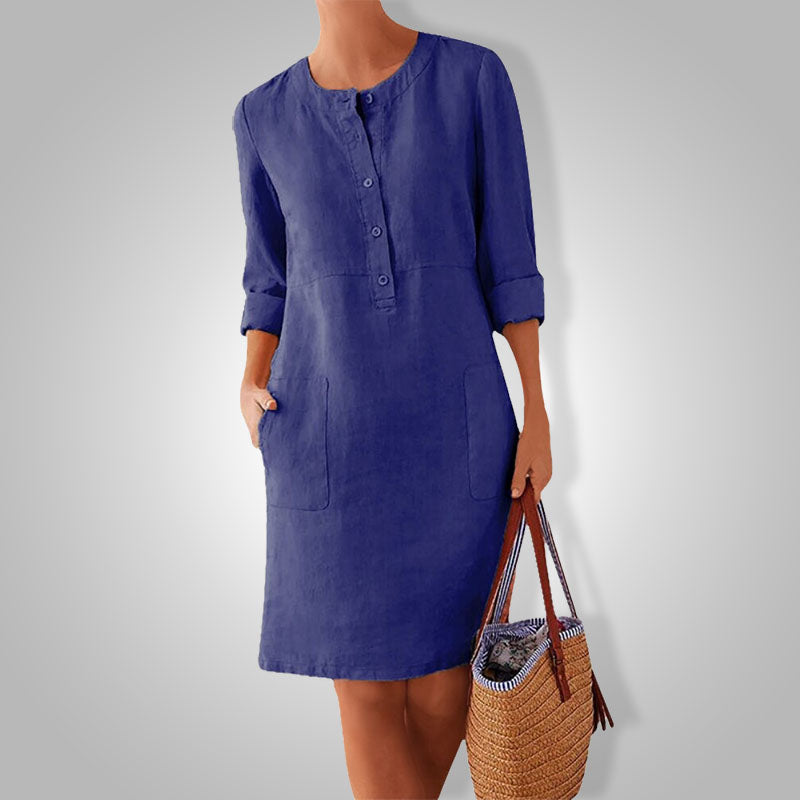 Vrouw draagt luchtige Dames Zomerjurk Adelle, perfect voor casual zomercollectie mode.