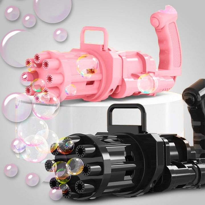 Lachend kind rent door een wolk van bubbels, gemaakt door het automatische bellenblaaspistool.