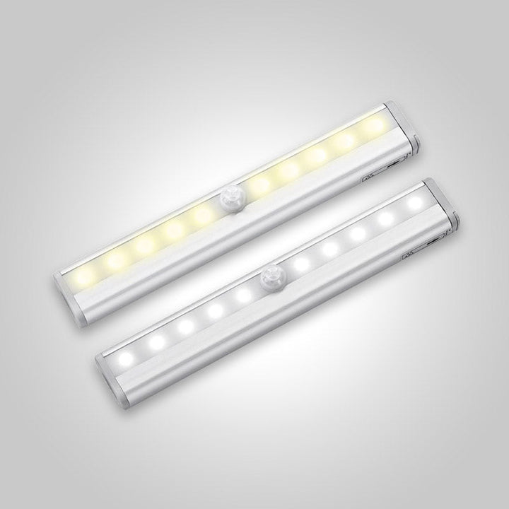 Compact LED nachtlampje met bewegingssensor, ideaal voor gangverlichting.