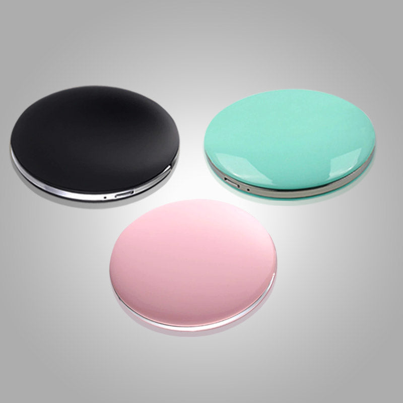 Zwarte compacte LED cosmetica spiegel, ideaal voor make-up en schoonheid onderweg.