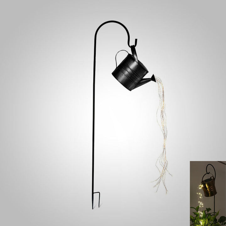 Sfeervolle LED gieter decoratie met warmwit licht, perfect voor tuin- of binnenverlichting.
