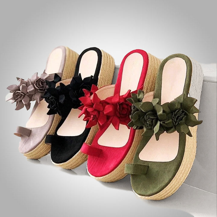 Zwarte elegante sandalen voor dames, met verfijnd bloemendetail. Perfecte open zomerschoenen.