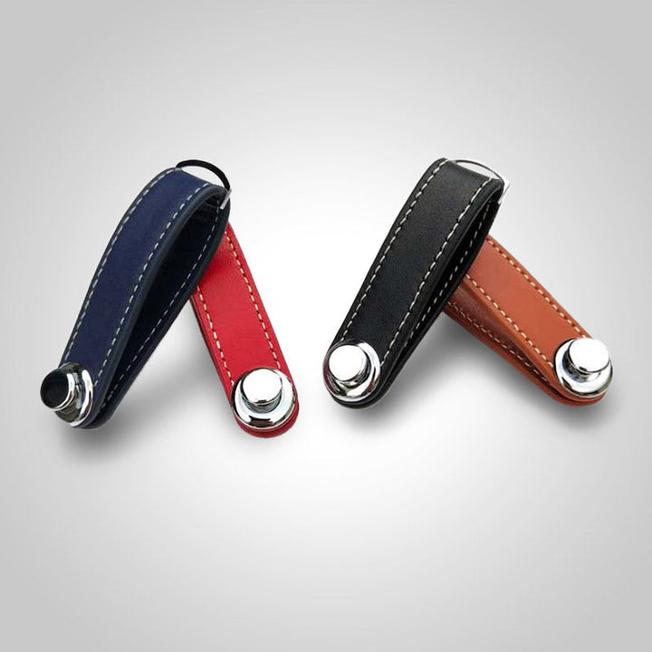 Zijaanzicht van de compacte leren sleutel organizer, perfect voor minimalistische organisatie.