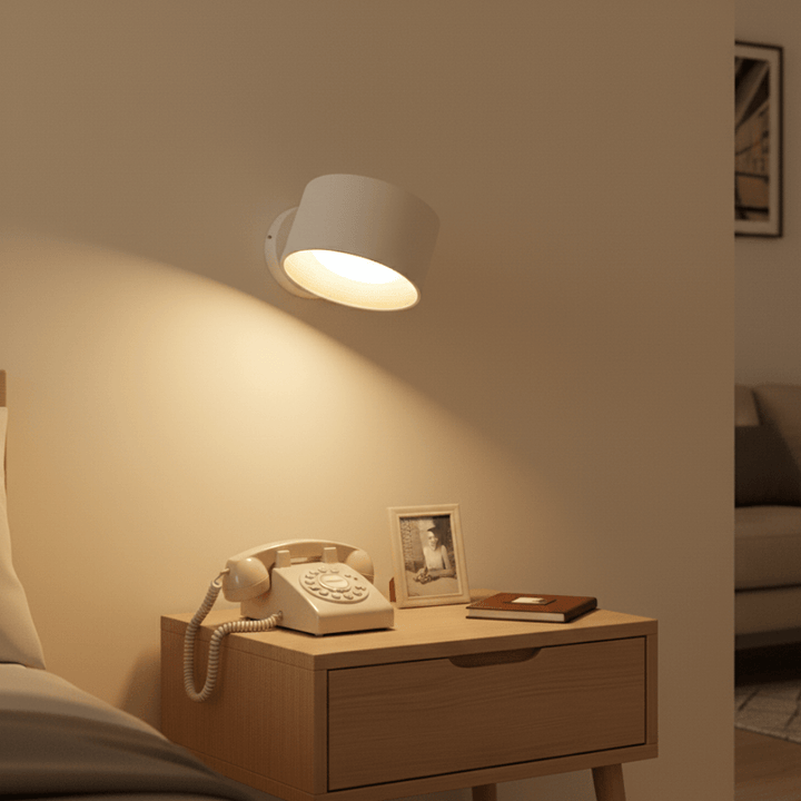 Moderne Scandinavische wandlamp met zachte LED verlichting, ideaal voor sfeervolle gang.