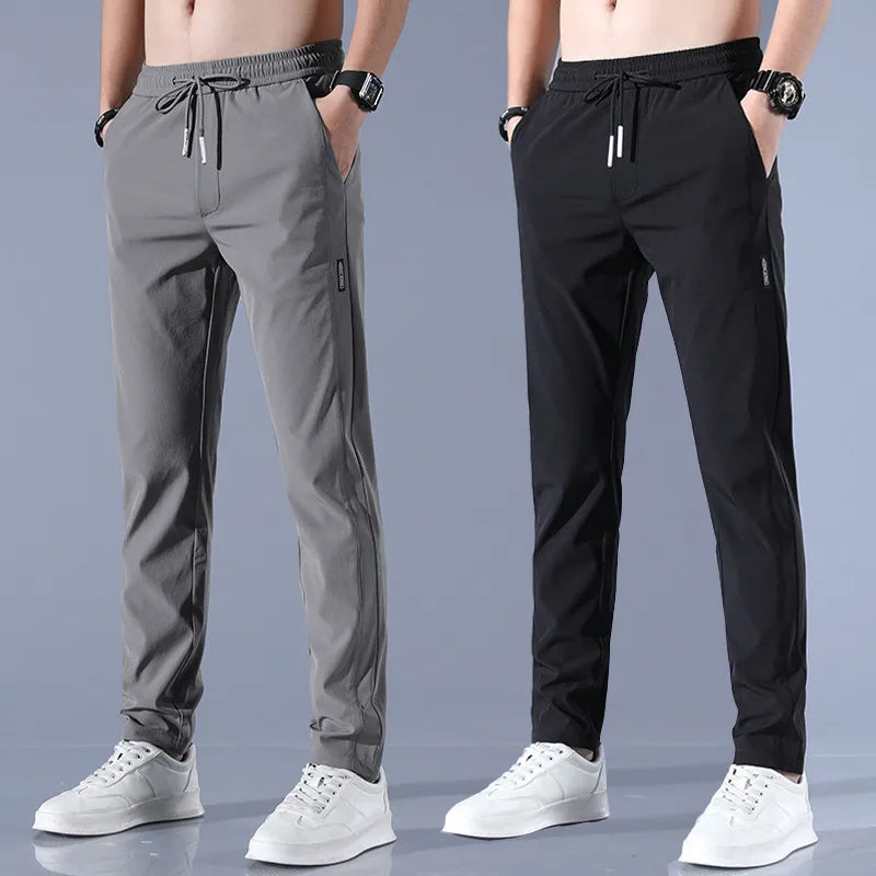 Zwarte heren flex loungebroek met rechte pijpen, comfortabel voor relaxen en vrije tijd thuis.