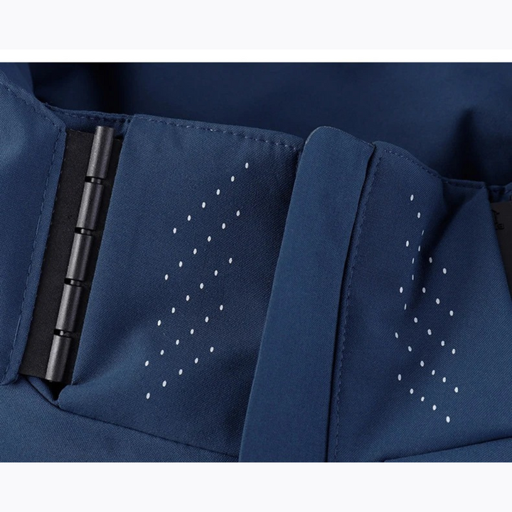 Opgevouwen lichtgewicht heren windbreaker, compact en makkelijk mee te nemen voor wandelen, kamperen & reizen.