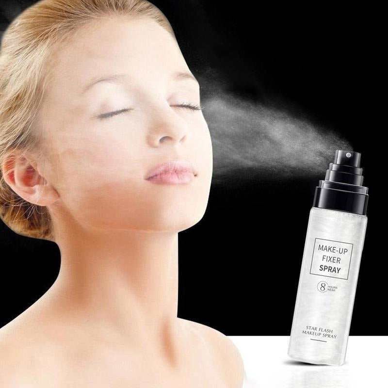 Vrouwenhand houdt Make-up Fixeer Spray vast, een must-have voor langdurige en frisse make-up fixatie.