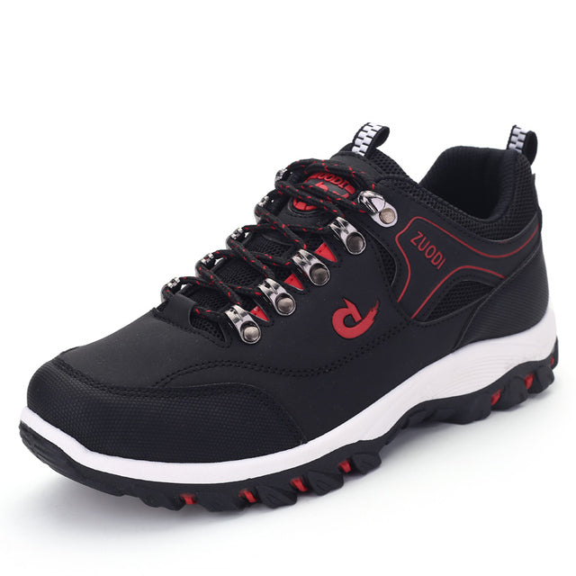 Heren wandelschoenen in outdoor setting, bieden optimaal comfort en stabiliteit voor lange trails.