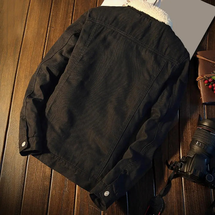 Detail van de stevige knopen en klassieke kraag op de warme heren denimjas Tobias; authentieke denimlook.