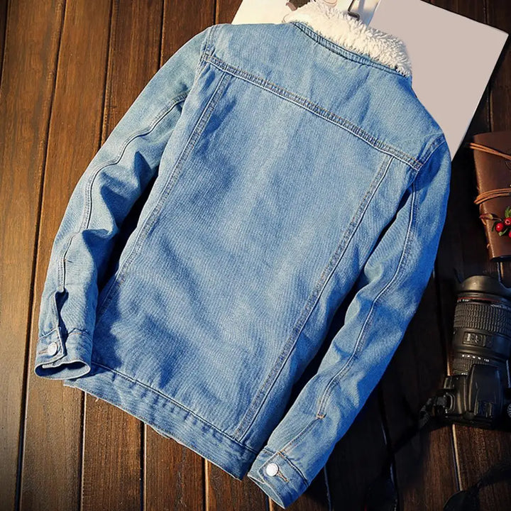 Achterzijde van de Tobias heren denim winterjas met een tijdloze, comfortabele regular fit en warme fleecevoering.