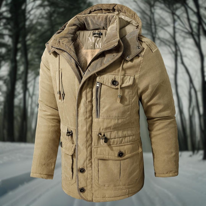 Essentiële warme heren winterjas met capuchon, biedt comfort en bescherming tijdens winterse avonturen.