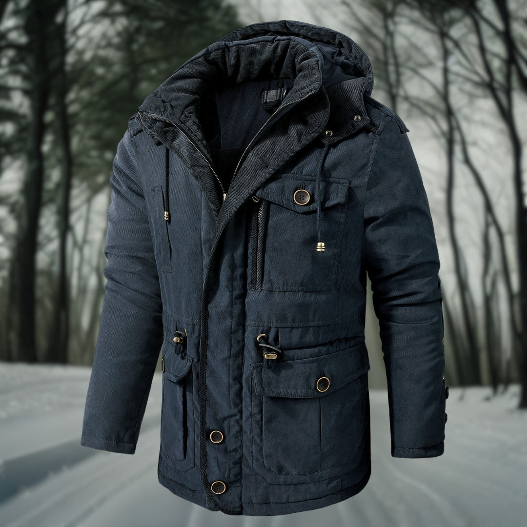 Moderne heren winterjas met capuchon, ontworpen voor warmte en bewegingsvrijheid bij koud weer.