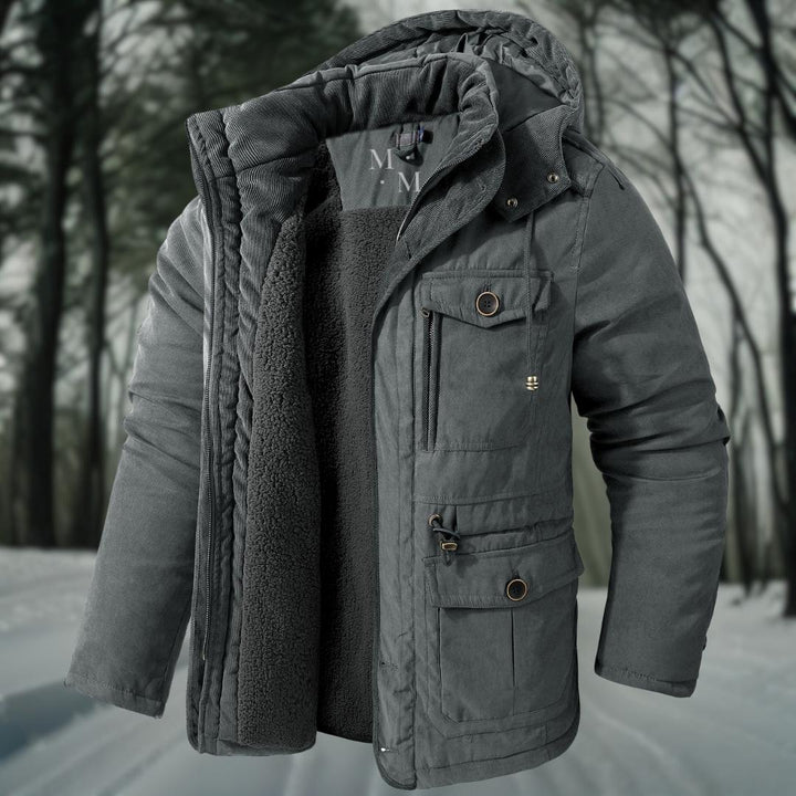 Veelzijdige herenjas met capuchon, warm en comfortabel voor diverse winteractiviteiten.