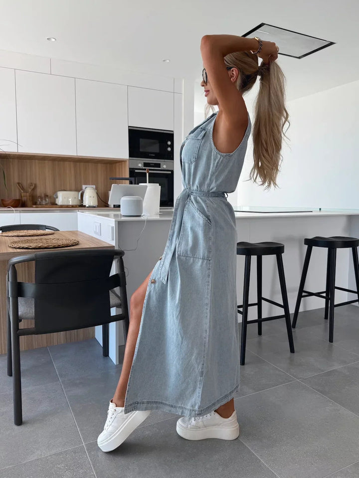 Elegante dames doorknoop maxi jurk in denimlook met bijpassende ceintuur; ideaal voor zomerse dagen.